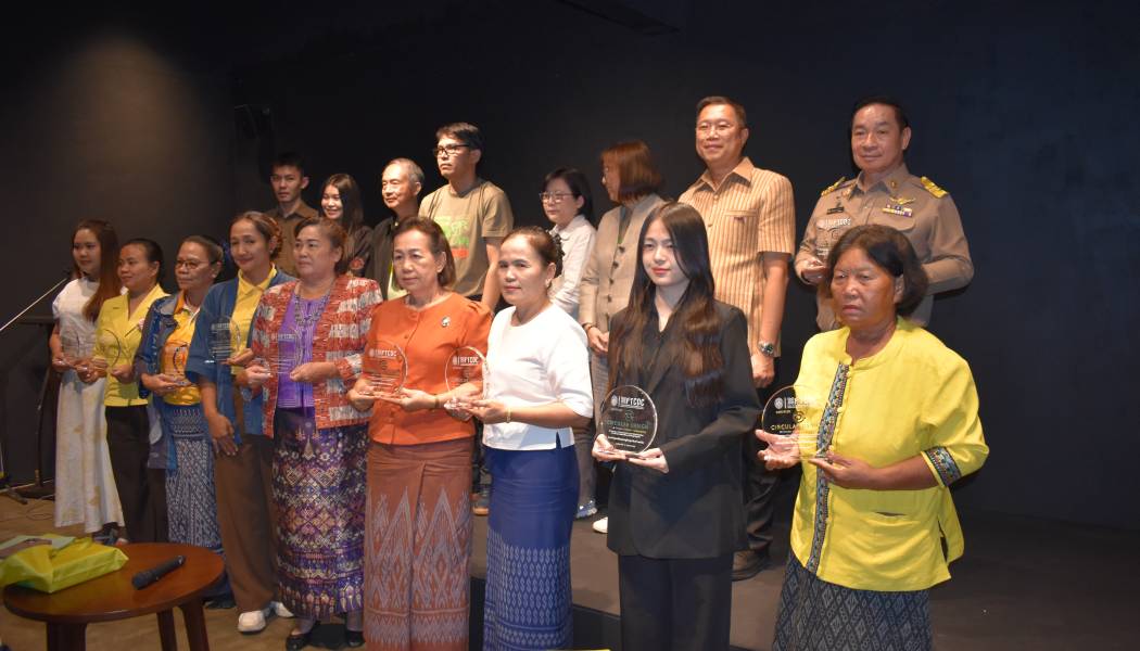 นายกองค์การบริหารส่วนตำบลนาพู่ นางสาววรรณภา ศรีบุญมี ตัวแทนเยาวชนกลุ่ม NEETs และนายสมบัติ ซุยเสนา พี่เลี้ยงประจำหมู่7 ได้รับโล่ชุมชนที่ผ่านการรับรองผลิตภัณฑ์สิ่งทอที่ส่งเข้าร่วมเซอร์คูล่าห์ดีไซน์ ประจำปีงบประมาณ 2568