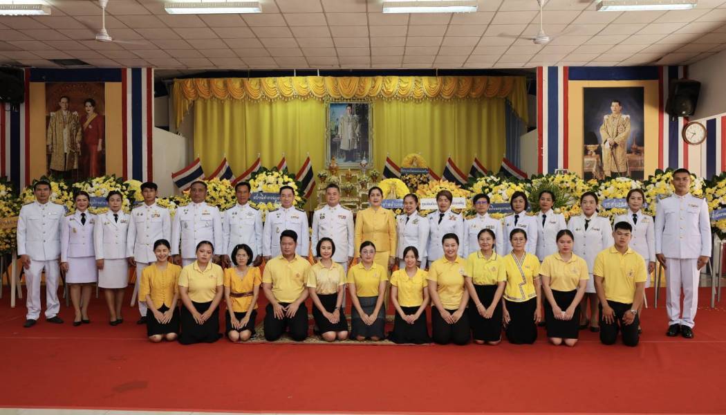 ร่วมพิธีทำบุญตักบาตรถวายพระราชกุศล และพิธีวางพวงมาลา เนื่องในวันนวมินทรมหาราช 13 ตุลาคม 2568 โดยมีนายคณพศ พิมโคตร นายอำเภอเพ็ญ เป็นประธานในพิธี ณ หอประชุมวุฒาธิคุณ ที่ว่าการอำเภอเพ็ญ จังหวัดอุดรธานี